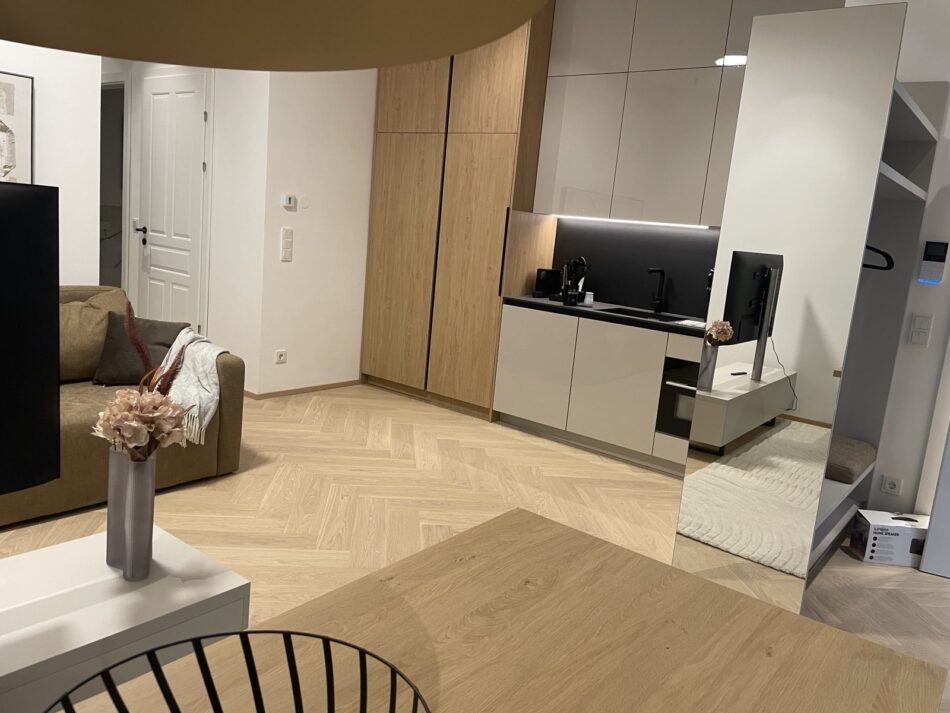 Modernes Wohnzimmer mit offener Küche und stilvoller Einrichtung